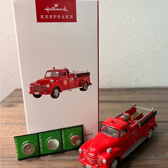 Hallmark 2022 NEW Christmas Ornament 1947 Chevrolet #20 in Fire Brigade Series - Picture 2 of 11